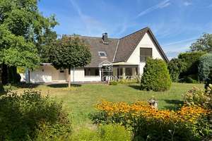 Schenken Sie diesem charmanten Familiendomizil auf einem 1.241 m² großen Grundstück neues Leben!