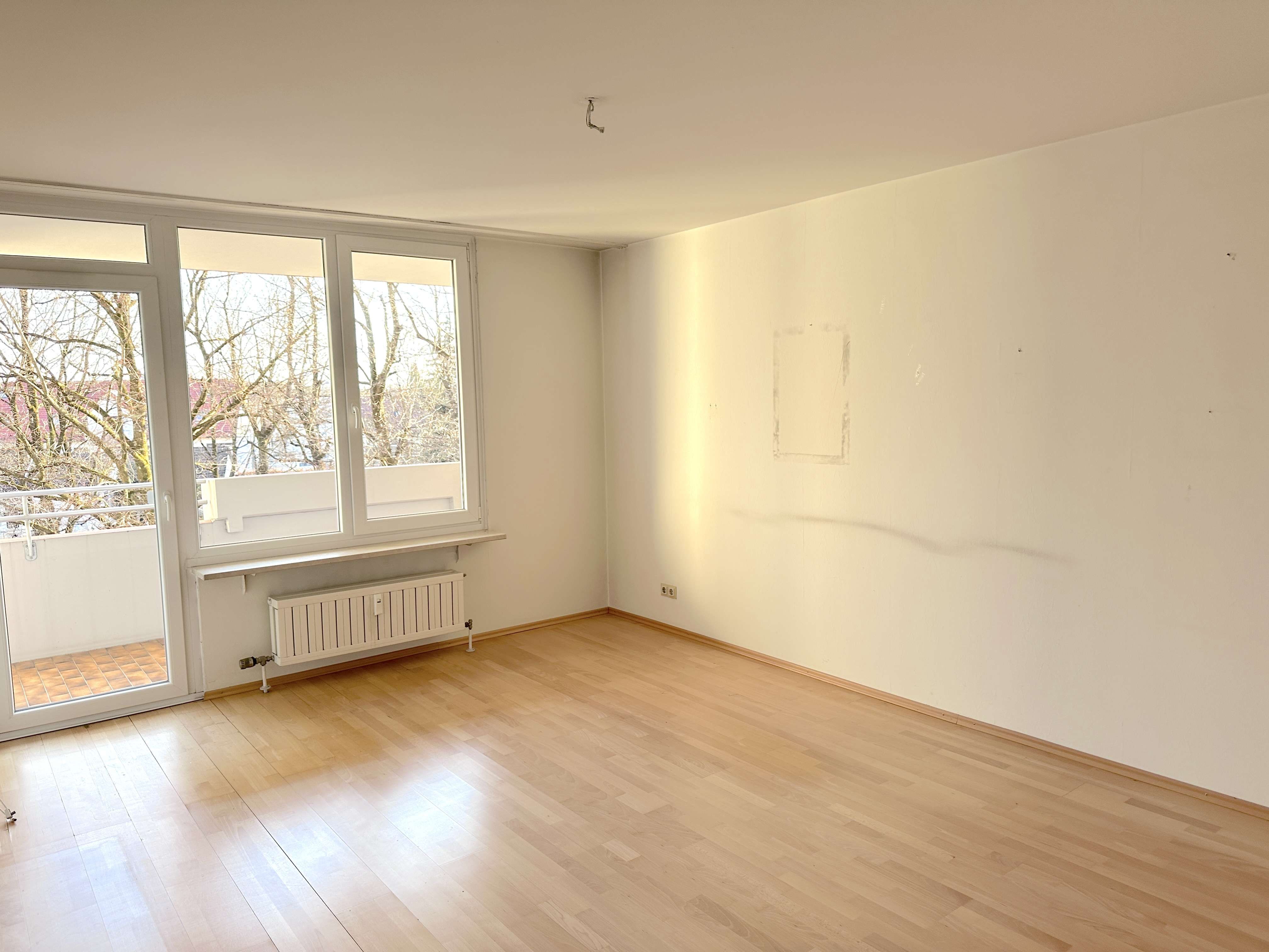 Traumhaft geschnittene 3-Zimmer-Wohnung, große Loggia, TG-Stellplatz, ca. 80m2, München – Bild 2