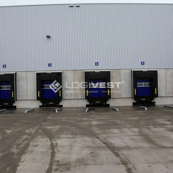 Lagerhalle mit Regalierung nahe der A9