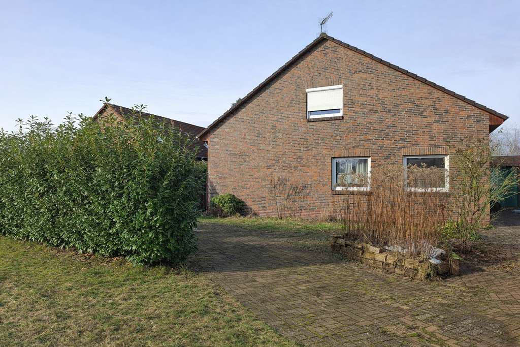 Immobilie in Edewecht - Viel Platz für die ganze Familie: Solides Einfamilienhaus mit 6 Zimmern in Edewecht - Bild 1