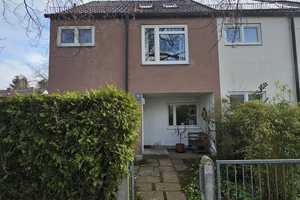 Charmantes Familienhaus mit Garage und Garten in bester Stadtlage – München – Vorschaubild 1