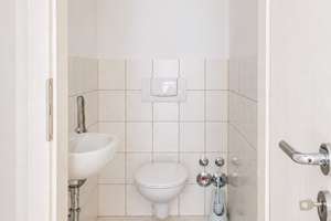 Großzügige und helle, renovierte 2-Zimmer-Dachgeschoß-Wohnung mit Lift in Sendling – Senserstr. 15, 81371 Sendlinger Feld, München – Vorschaubild 14