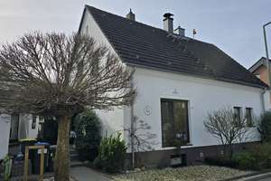 Modernisierte Doppelhaushälfte mit Einliegerwohnung, großem Garten, Terrasse und Garage – Im Ährenfeld 4, 47228 Hochemmerich, Duisburg – Vorschaubild 1