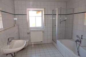 Attraktives Zweifamilienhaus mit Einliegerwohnung und großem Grundstück in Illschwang bei Amberg – Die vollständige Adresse der Immobilie erhältst du vom Anbieter., 92278 Illschwang – Vorschaubild 9
