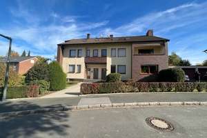 Großzügige 2 Zimmer DG-Wohnung in ruhiger Lage