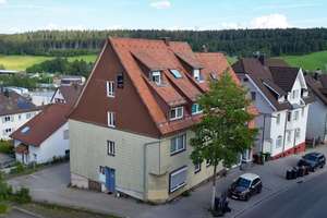 Top Kapitalanlage mit 7,5% Nettorendite! Zwei Häuser auf einem Grundstück in zentraler Lage – Die vollständige Adresse der Immobilie erhältst du vom Anbieter., 78112 Sankt Georgen im Schwarzwald – Vorschaubild 1