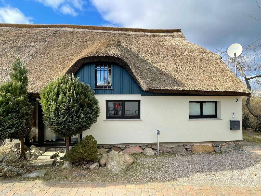 Immobilie in Lohme - Reetdachidylle mit Stil - Charmante Doppelhaushälfte auf Rügen - Bild 1