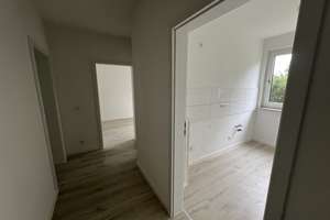 Renovierte 2 Zi.-EG Whng.  Balkon - weißes Wannenbad mit Fenster - Duisburg Rheinhausen – Franz-Schubert-Straße 4, 47226 Rheinhausen-Mitte, Duisburg – Vorschaubild 2