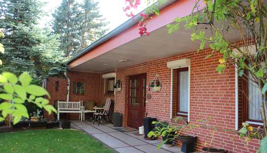 Bild von Gepflegtes Einfamilienhaus mit großer Terrasse, Carport und Solarkollektoren auf dem Dach