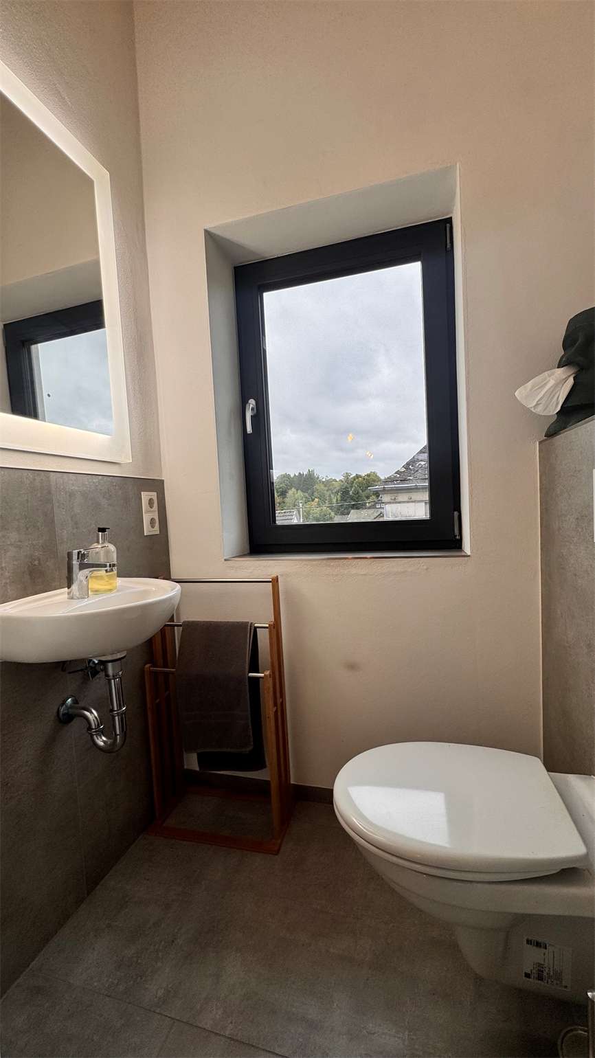 Immobilie in Bannberscheid - Zweitbezug nach Neubau: Gut geschnittene 2,5 Zimmer Wohnung mit großer Dachterrasse im Loft-Stil! - Bild 2