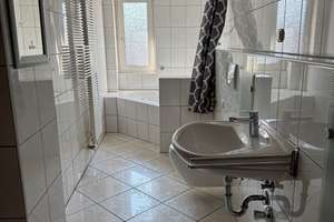 Großzügig geschnittene und modernisierte 2,5 Zimmer-Wohnung mit offener Küche und Eckbadewanne!  – Kölner Str.  31, 45145 Frohnhausen, Essen – Vorschaubild 11