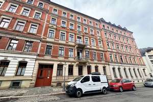 "Langfristig vermietete 3-Raum-Wohnung mit Balkon, Stellplatz und EBK - renovierungsbedürftig"