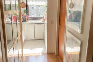 **Im Herzen der Stadt und voller Möglichkeiten: 2 Zimmer mit Balkon ins Grüne** – 80538 Englischer Garten, München – Vorschaubild 2