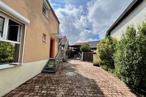 Teilsaniertes Wohnhaus (WEG) im Ortskern von Egg.-Leopoldshafen mit Hof, Carport + Gartengrundstück! – Die vollständige Adresse der Immobilie erhältst du vom Anbieter., 76344 Eggenstein-Leopoldshafen – Vorschaubild 1