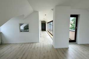 3-Zimmer DG Wohnung mit modernisierter Küche, Balkon & PV Anlage