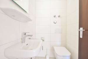 ProEigentum: 3-Zi-Whg Bogenhausen, vollst. renoviert, Wannenbad, Gäste-WC, Balkon, TG-Stellplatz – Taimerhofstraße 16, 81927 Oberföhring, München – Vorschaubild 3