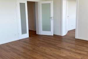 Frisch modernisiertes Wohnglück: 3 Zimmer mit Rundum-Balkon + modernes Bad mit Dusche + Aufzug – Krohstraße 4, 50968 Bayenthal, Köln – Vorschaubild 4