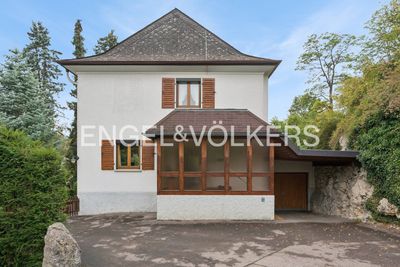 Wohnen mit Charakter: Gepflegtes Einfamilienhaus auf weitläufigem Grundstück mit Garage