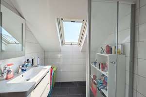 Wohnen mit Weitblick: Helle DG-Wohnung mit EBK, sonniger Loggia und Einzelgarage in Sillenbuch – Die vollständige Adresse der Immobilie erhältst du vom Anbieter., 70619 Sillenbuch (Ortsteil), Stuttgart – Vorschaubild 7