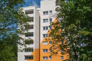 Hoch hinaus: 2‑Zimmer‑Wohnung im 7. OG mit Loggia und traumhafter Aussicht – Die vollständige Adresse der Immobilie erhältst du vom Anbieter., 38444 Rabenberg, Wolfsburg – Vorschaubild 1