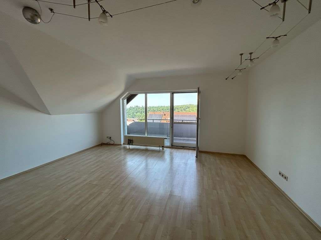 Immobilie in Adelsheim - Schluss mit Miete! 
3-Zimmer-Wohnung mit herrlichem Fernblick und Tiefgarage - Bild 1