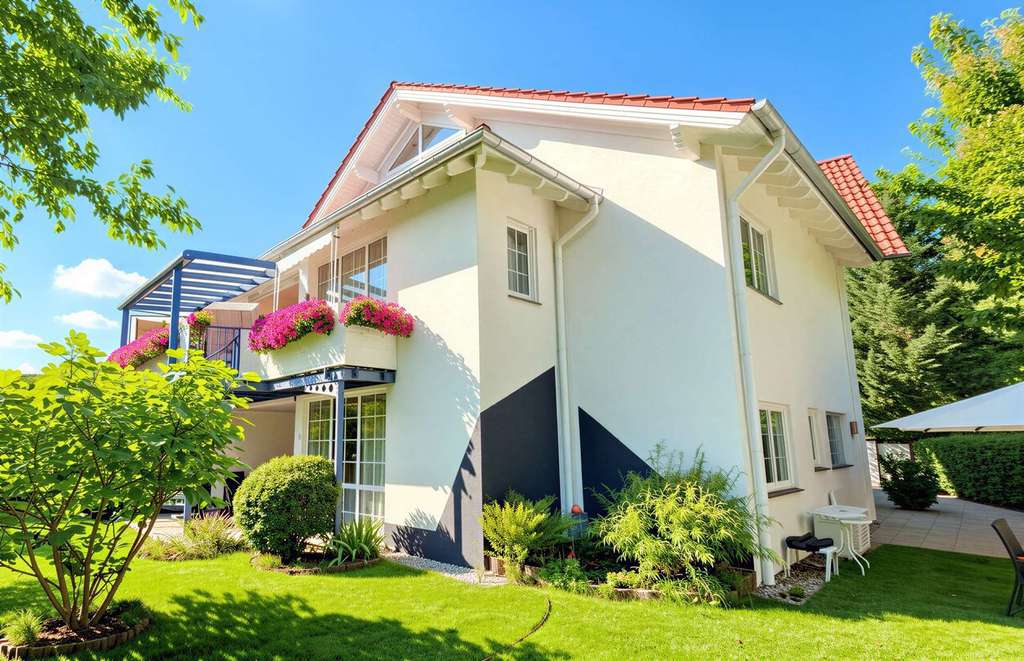 Immobilie in Erbes-Büdesheim - Ein Zuhause – viele Möglichkeiten: Modernes Zweifamilienhaus für Familie, Generationen & Homeoffice - Bild 0