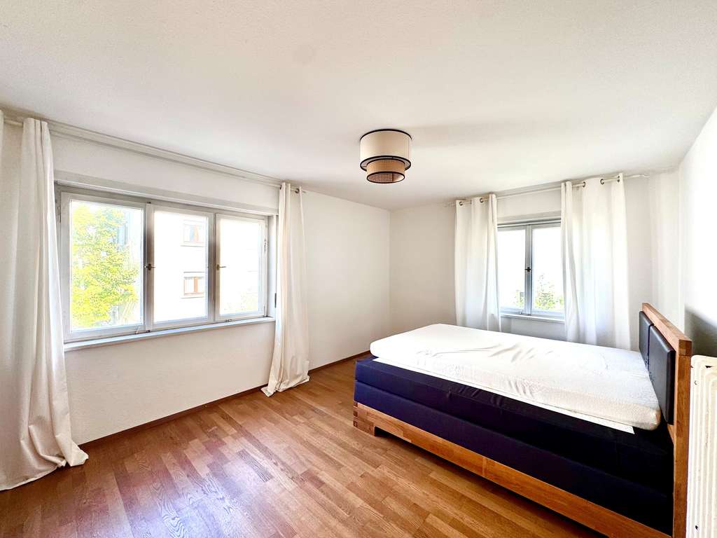 Immobilie in Waiblingen - Ihr neues Zuhause! 3 Familienhaus in guter Lage mit großem Garten, Garage und Stellplätze - Bild 2