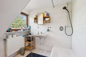 Modernisiertes Einfamilienhaus mit großzügigem Garten und zwei Garagenstellplätzen – Die vollständige Adresse der Immobilie erhältst du vom Anbieter., 70378 Steinhaldenfeld, Stuttgart – Vorschaubild 9