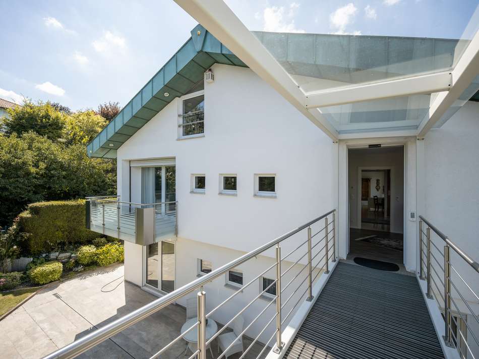 Hausansicht und Aufzug