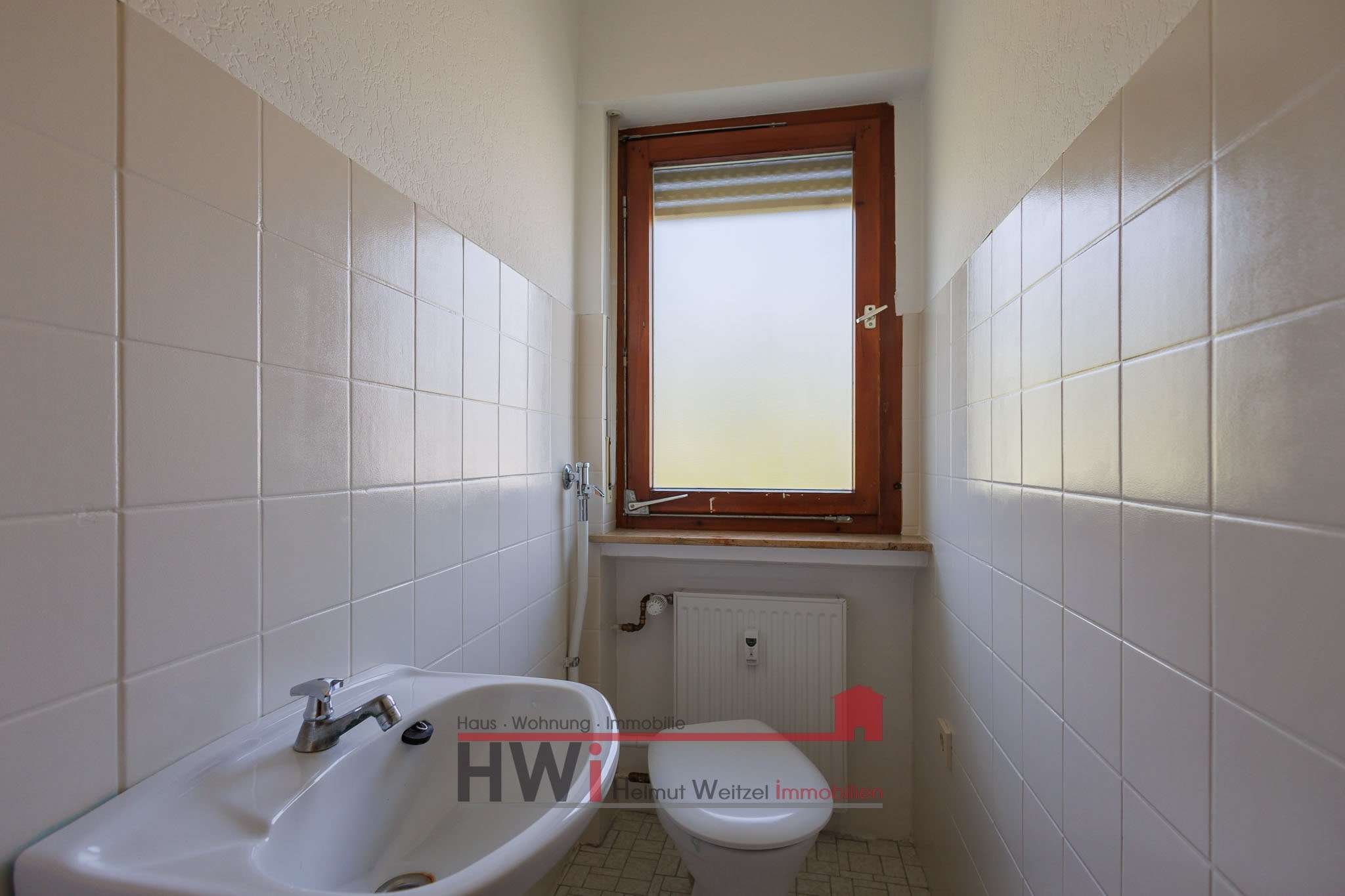 Immobilie in Gemünden - Dreifamilienhaus: Eine Wohnung sofort beziehbar, zwei vermietet. Alles in sehr gutem Zustand. - Bild 0