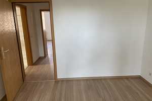 Neu renovierte 2-Raumwohnung mit EBK, Balkon mit Blick ins Grüne, PKW-Stellplatz direkt am Haus!!! – Chemnitztalstrasse 117, 9114 Chemnitz – Vorschaubild 10