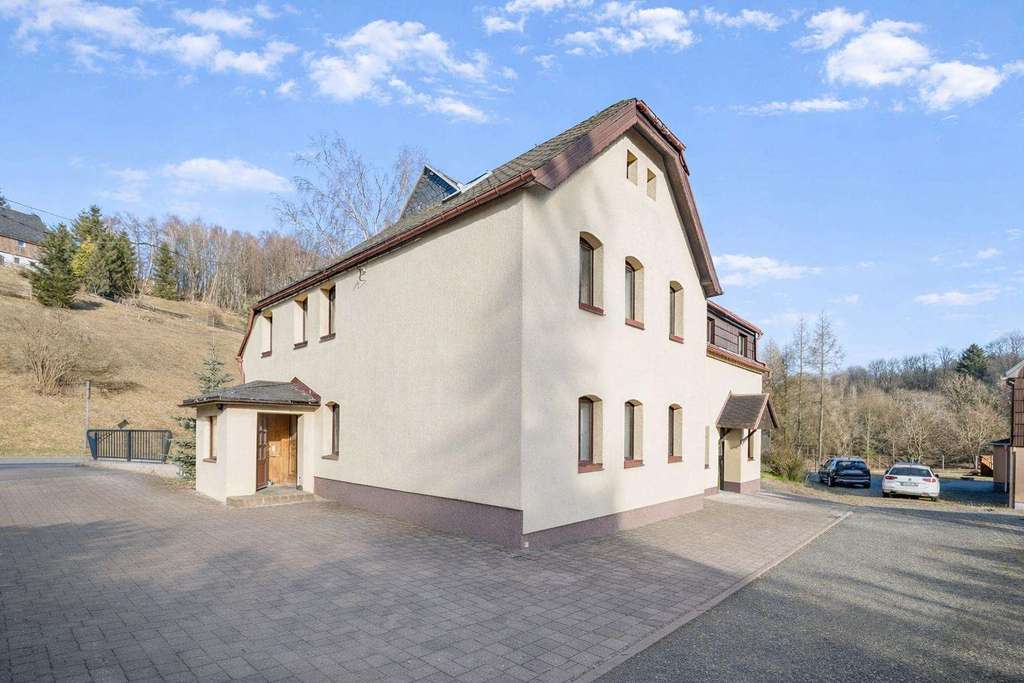 Immobilie in Hermsdorf/Erzgebirge - Freiraum für Familie und Projekte: Einfamilienhaus mit großem Grundstück und Scheune - Bild 1