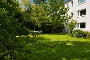 Loftartige 115 m² Gartenwohnung mit 60 m² Wohnbereich, Kamin & Pool, hochwertig möbliert – Richard-Strauss-Str. XX, 81679 Parkstadt, München – Vorschaubild 18