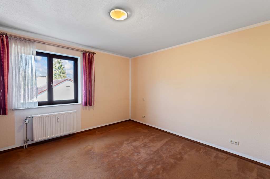 Immobilie in Efringen-Kirchen - Stilvolle 3-Zimmer-Eigentumswohnung mit Sonnenbalkon, Stellplatz und lichtdurchfluteten Räumen - Bild 4