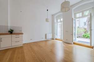 Schöne Wohnung mit Stuck und Terrasse mitten in Friedrichshain