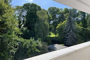 Helle 3 Zimmer Etagenwohnung mit Balkon, direkt am Park, teilmöbliert 