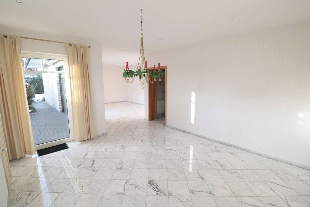 Immobilie in Cloppenburg - Schickes, topgepflegtes Zweifamilienhaus mit Garagen- und Geräteanbau sowie schönem Garten - Bild 3