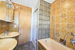 Wohnhaus mit drei Wohnungen, Doppelgarage und mehrere Stellplätze – Die vollständige Adresse der Immobilie erhältst du vom Anbieter., 89604 Allmendingen – Vorschaubild 14