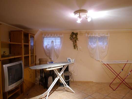 Attraktive Doppelhaushälfte mit Kamin, Pool und Sauna auf kleinem Grundstück - Bild 17