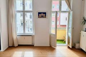 Berlin-Friedrichshain: Helle 2-Zimmer Altbauwohnung mit Balkon, Stuck & Dielen in begehrter Kiezlage