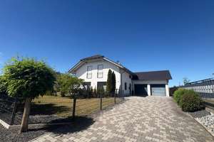 Luxus Einfamilienhaus mit Doppel- Garage und 700 qm Garten