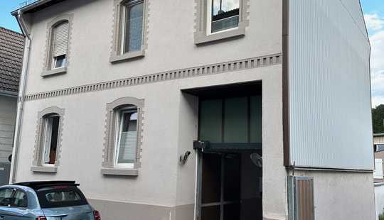 Bild von Einfamilienhaus in zentraler Lage : Modernisiert, Wohnküche, Kamin, Dachboden, Garten mit Remise