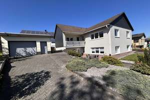 Wohnen auf einer Ebene! Wohnhaus mit Einliegerwohnung in ruhiger Sackgassenlage von Nisterau. – Die vollständige Adresse der Immobilie erhältst du vom Anbieter., 56472 Nisterau – Vorschaubild 2