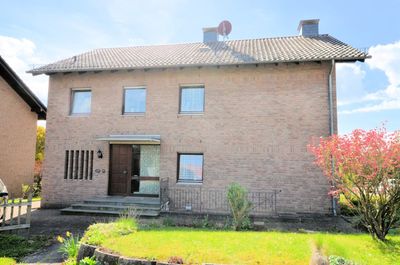 Ein- bis Zweifamilienhaus mit Garage in Stahle