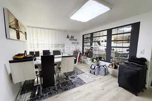 Charmante Doppelhaushälfte mit Einliegerwohnung, 4-Stellplatz-Garage und 859 m² Grundstück – Hof – Vorschaubild 6