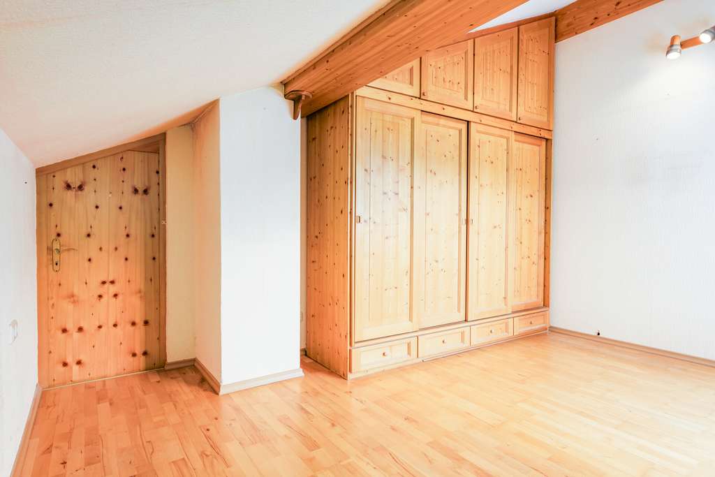 Immobilie in Mittenwald - 2-Zimmer-DG-Wohnung in Mittenwald mit Balkon & TG-Stellplatz, renovierungsbedürftig - Bild 2