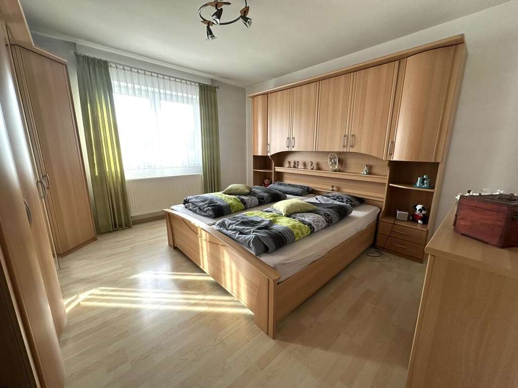 Immobilie in Großostheim - Attraktives Zweifamilienhaus mit großem Grundstück, Balkon und Doppelgarage - Bild 3