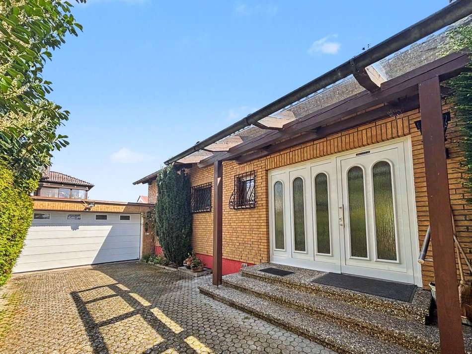 Hauseingang und Doppelgarage