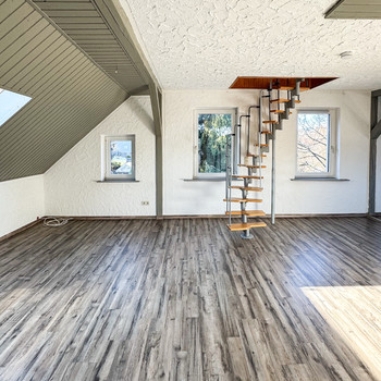 Schöne helle Dachgeschosswohnung mit 5 Zimmern
