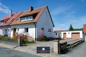 Doppelhaushälfte mit schönem Garten und Garage - ideal zur individuellen Gestaltung – Die vollständige Adresse der Immobilie erhältst du vom Anbieter., 92237 Sulzbach-Rosenberg – Vorschaubild 1